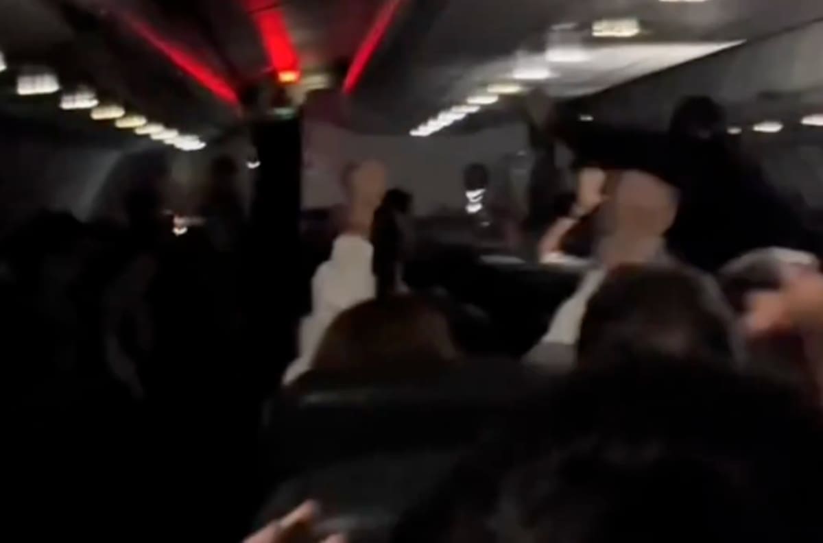 VIDEO | Piloto español engaña a pasajeros argentinos y les hace creer que ganaron el Mundial 2026