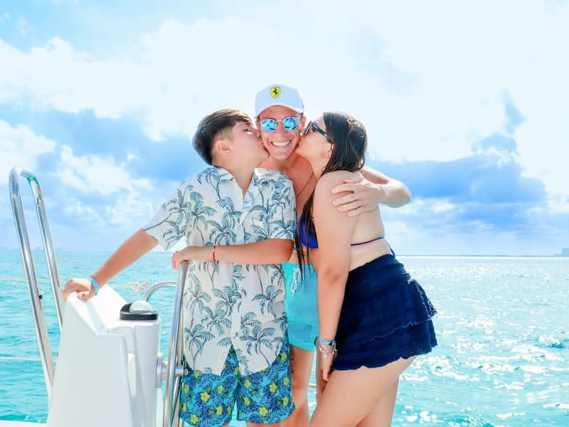 Cristian Insaurralde junto a sus hijos. Foto: Instagram.