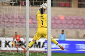 Arqueros chilenos: Bajos, más entrenados para jugar con el pie que para atajar, pero con buen potencial