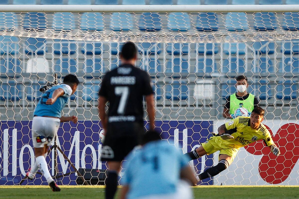 pateando un penal contra Colo Colo.