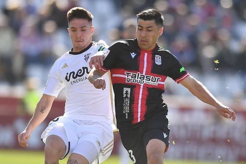 El mediocampista lleva 22 partidos jugados en su club. Finalmente, alcanzó la regularidad. Fotos: Instagram Tomás Alarcón.