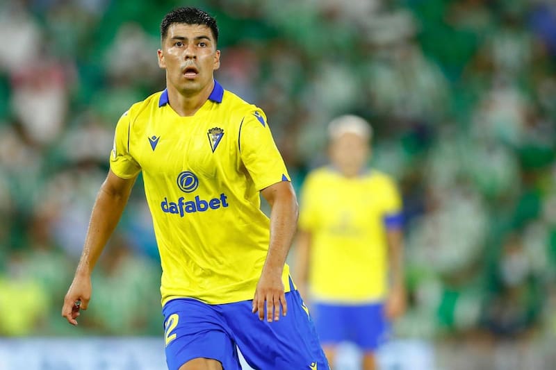 El futbolista chileno es el fichaje más caro en la historia del Cádiz CF.