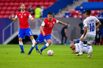 No lo puede creer: duro golpe para el ÚNICO chileno que iba a arrancar como titular en España