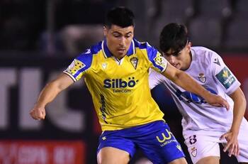 ¿Prepara la vuelta a Chile? El golpe final del DT entrenador del Cádiz a Tomás Alarcón