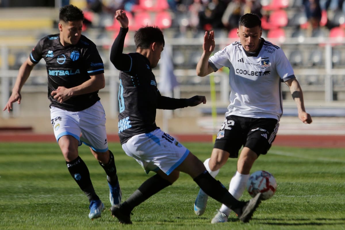 El volante jugando por Magallanes ante Colo Colo. Foto: Agencia ATON.