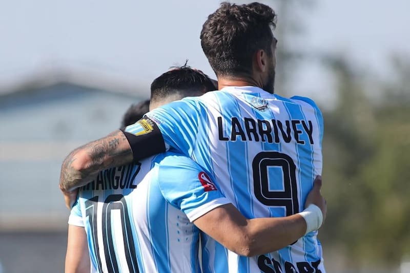 El volante junto a Joaquín Larrivey. Foto: @joaquinlarrivey9 en Instagram.