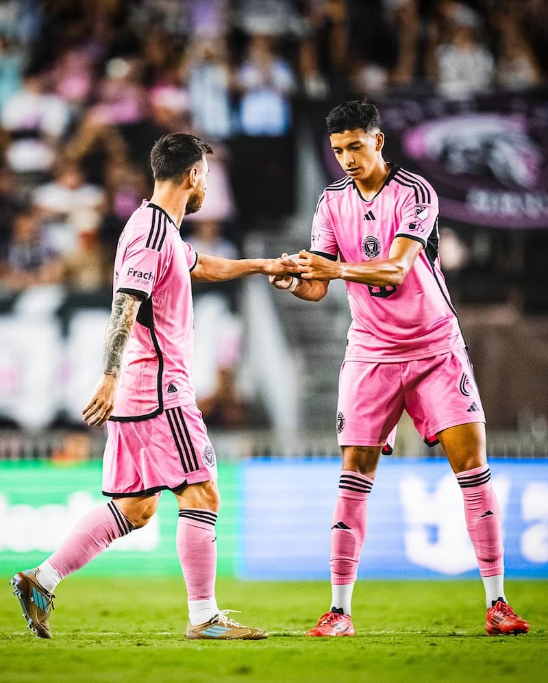 El argentino-chileno compartiendo con Messi en la cancha.