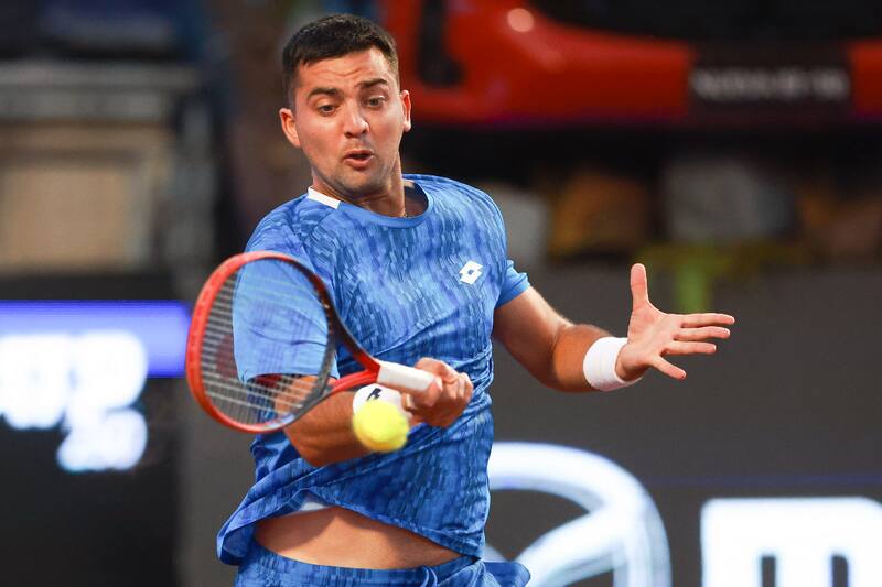 El tenista oriundo de Chillán deberá remontar la pérdida del primer set ante Federico Coria. (Foto: Aton)