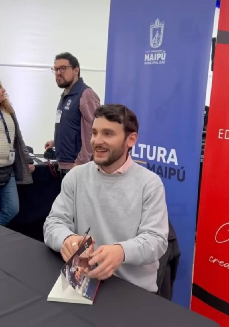 Tomás González durante la Feria Lector en Maipú. Foto: Instagram.