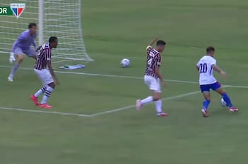 Lo que se perdió Colo Colo: Tomás Roco debutó con una decisiva asistencia en el fútbol brasileño