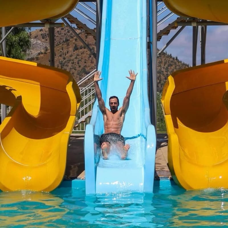 El alcalde disfrutó de la reapertura de las piscinas de Maipú sin pensar en el revuelo que generaría. Créditos: Instagram.