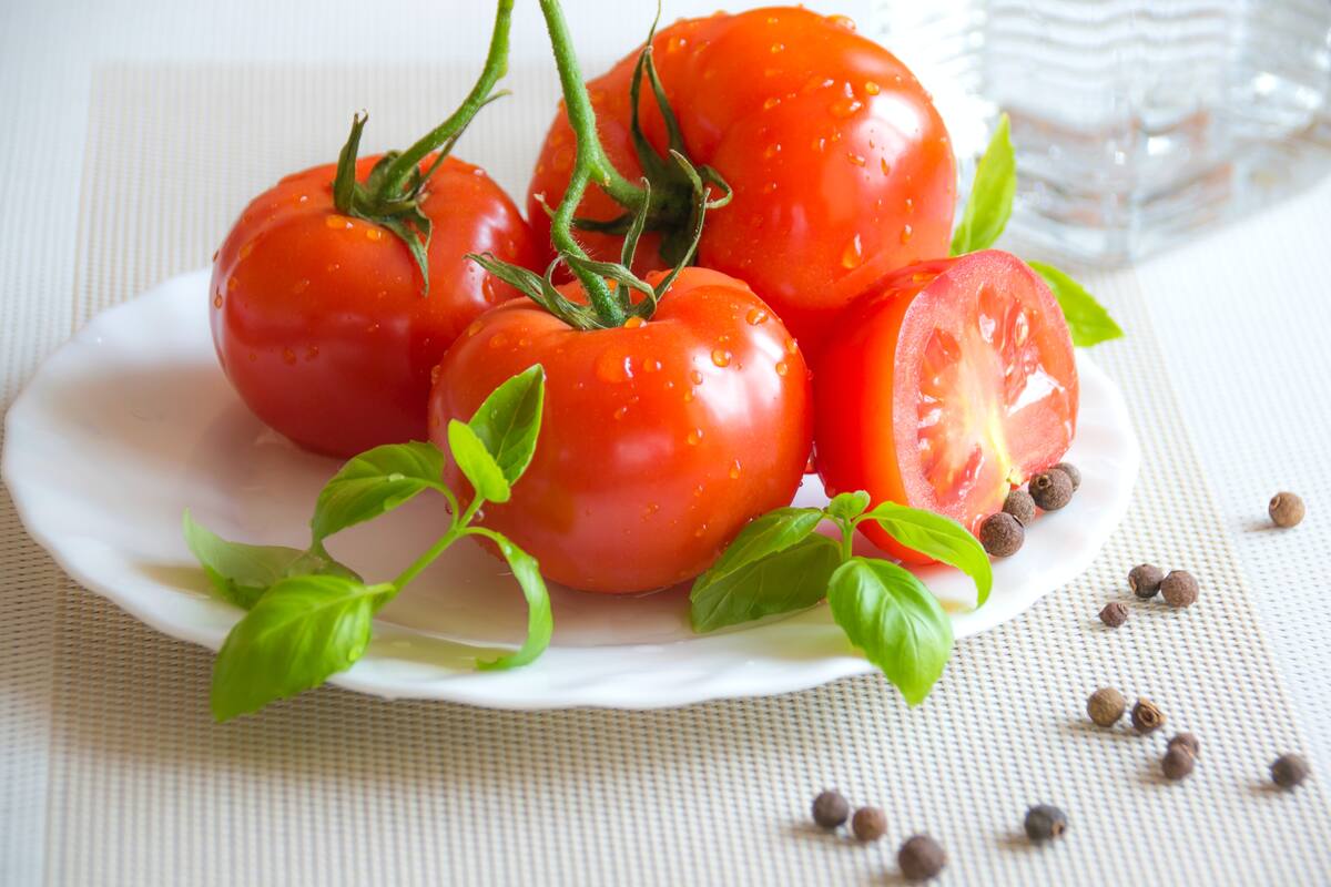Conocido como tomate o jitomate, es un aliado para fortalecer la circulación de la sangre.