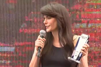 “Siento que represento a las mujeres...”: Tonka Tomicic reaparece tras la Gala del Festival de Viña y recibe importante reconocimiento