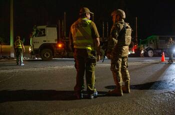 Decretan toque de queda en Coronel por incendios forestales en la zona