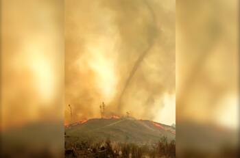 VIDEO | Bomberos captan torbellino de humo y cenizas en Tomé