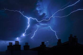 DMC alerta por posibles tormentas eléctricas desde Valparaíso hasta el Maule