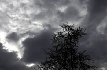 DMC emite aviso por tormentas eléctricas en cuatro regiones de Chile para este jueves