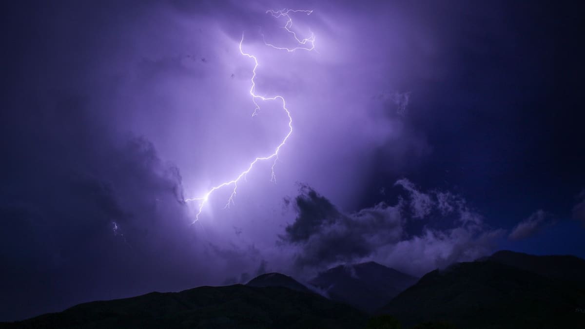 Incluida la RM: Emiten aviso por posibles tormentas eléctricas en cinco regiones de Chile