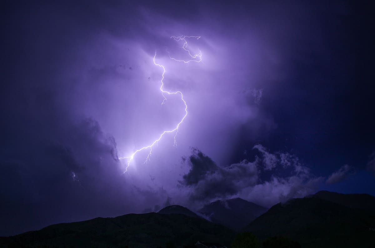 Incluida la RM: Emiten aviso por posibles tormentas eléctricas en cinco regiones de Chile