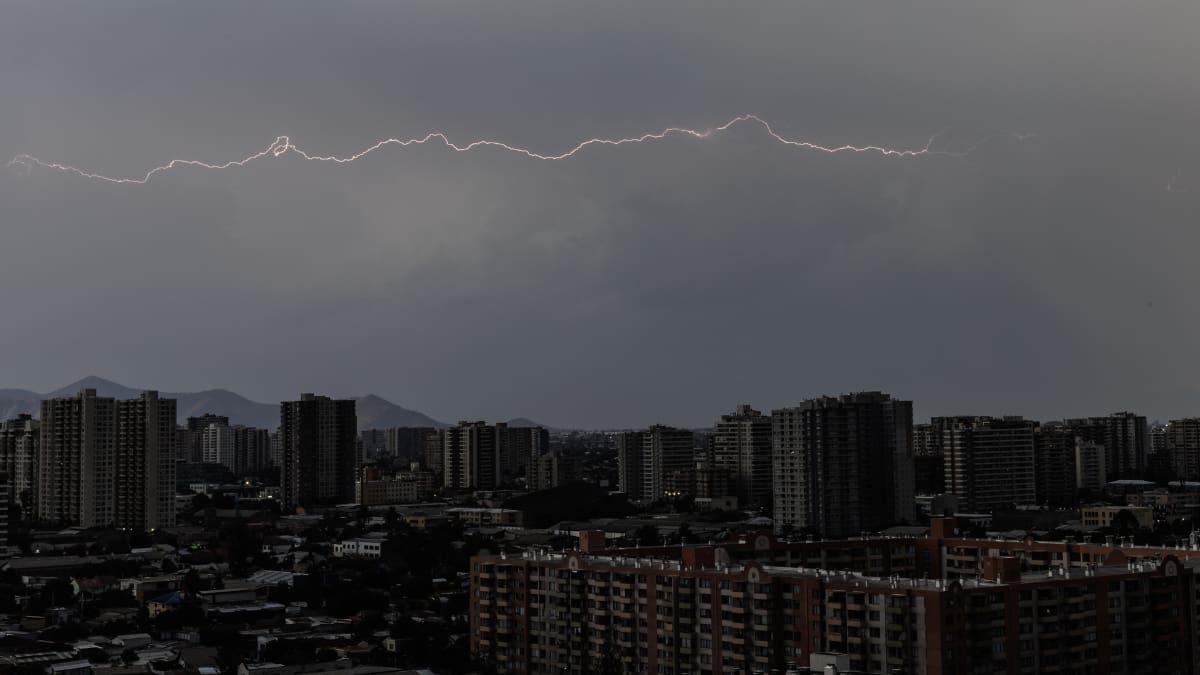 DMC emite aviso por probables tormentas eléctricas en tres regiones de la zona central: incluye a la RM