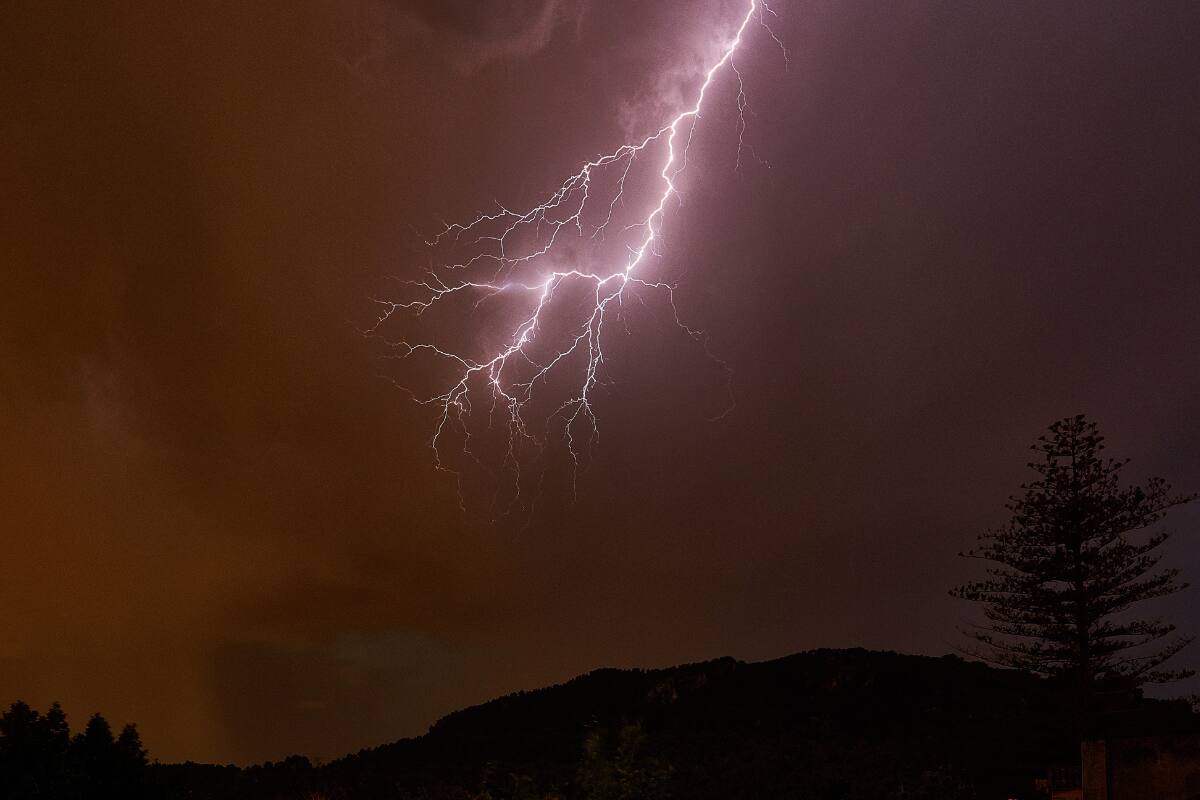 El evento ocurre cuando en un sector se produce actividad eléctrica con escasas precipitaciones.