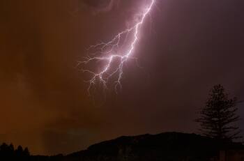 Emiten alerta meteorológica por posibles tormentas eléctricas en 12 regiones del país
