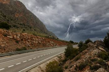 Incluyendo la Región Metropolitana: DMC advierte por tormentas eléctricas en ocho regiones de Chile este fin de semana