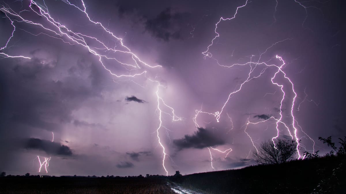 Por potente sistema frontal: DMC emite aviso por tormentas eléctricas en tres regiones de la zona sur del país