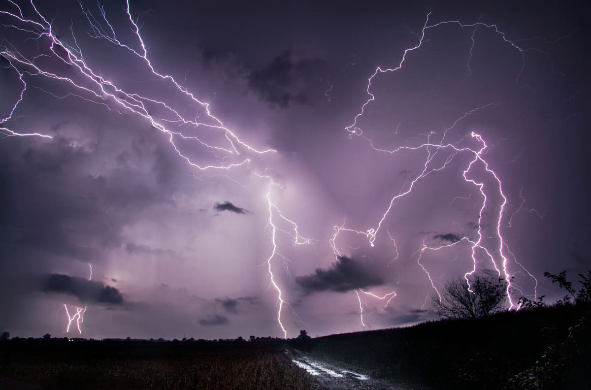 Por potente sistema frontal: DMC emite aviso por tormentas eléctricas en tres regiones de la zona sur del país