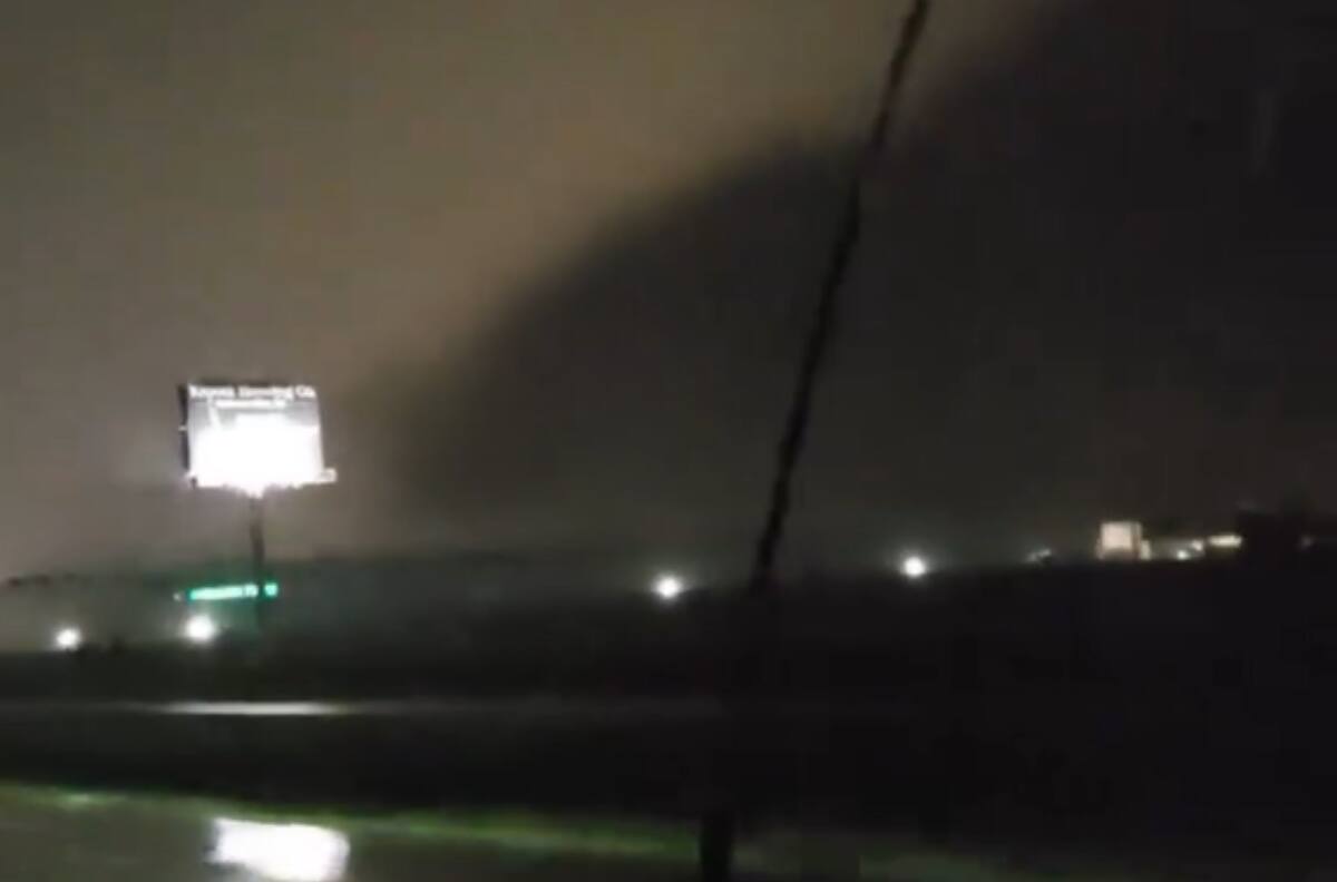 Video | Hombres registran el momento exacto en que atravesaron un tornado en Estados Unidos