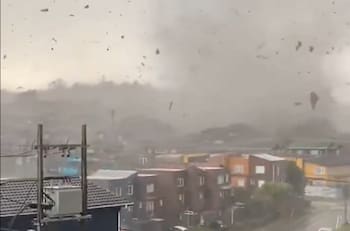 VIDEOS | Destructivo tornado causó destrozos en la ciudad de Puerto Varas