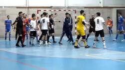 Arriesga severo castigo: DT de la U se defiende por polémica expulsión tras empujón a árbitro