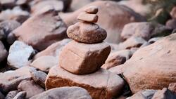 ¿Por qué no debes apilar rocas? Este daño le estás haciendo a la flora y fauna