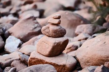 ¿Por qué no debes apilar rocas? Este daño le estás haciendo a la flora y fauna