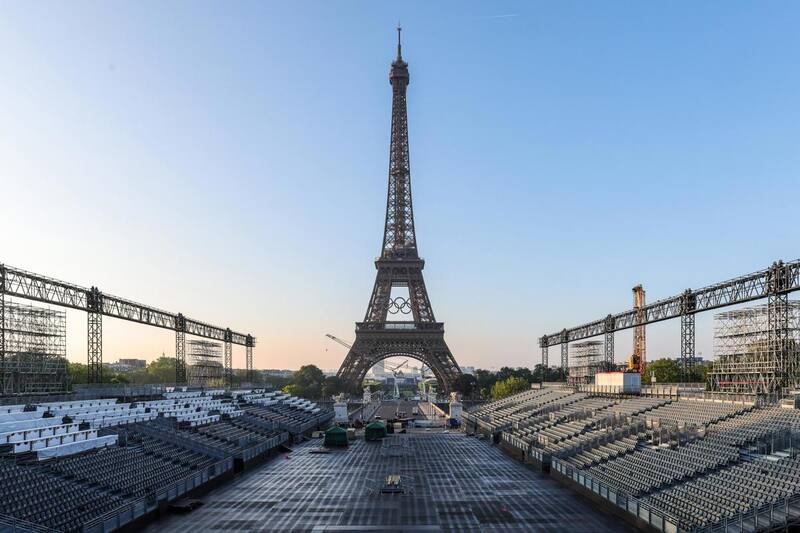 Los anillos olímpicos se dejan ver en la torre, a semanas de comenzar los Juegos de París. Foto: EFE.