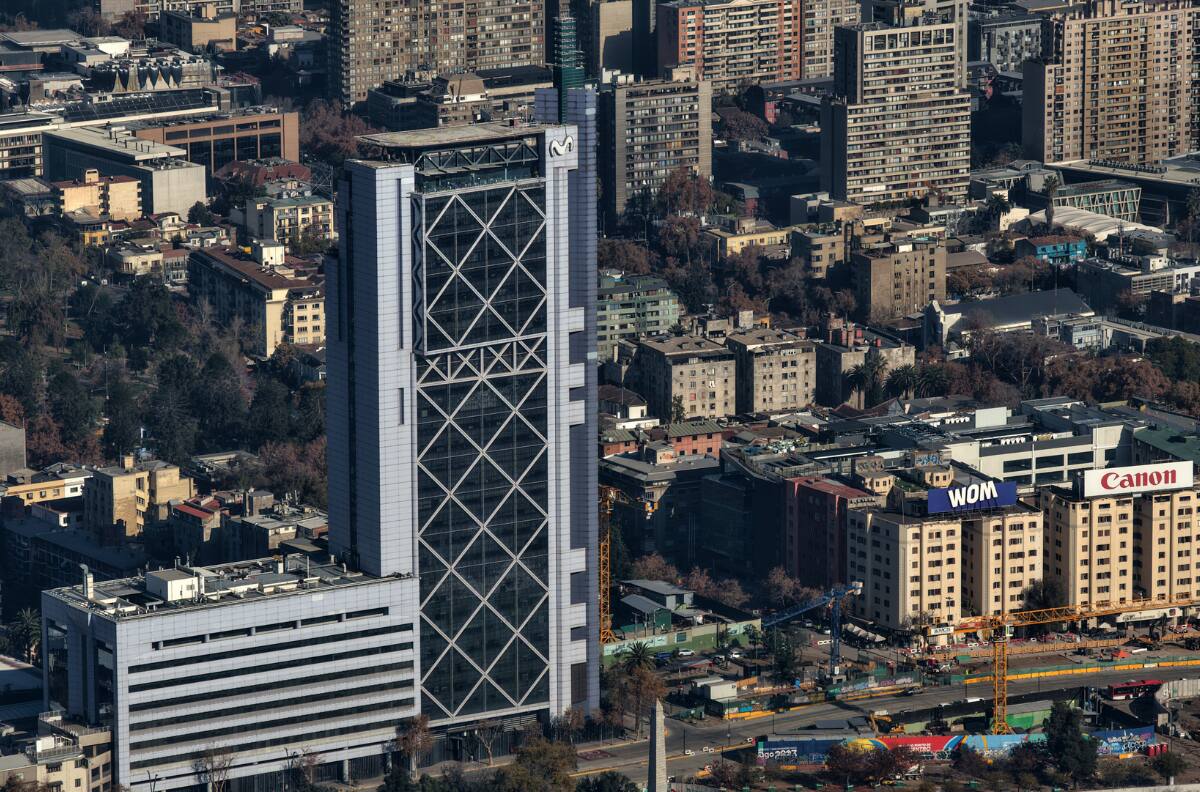 Movistar pone a la venta histórica Torre Telefónica en medio de rumores de abandonar Chile