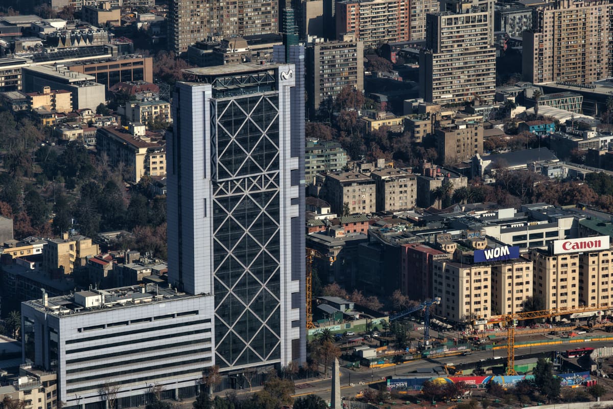 El edificio insignia de la compañía fue reconocido como el más alto del país entre 1993 y 1999.