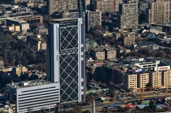 Movistar pone a la venta histórica Torre Telefónica en medio de rumores de abandonar Chile