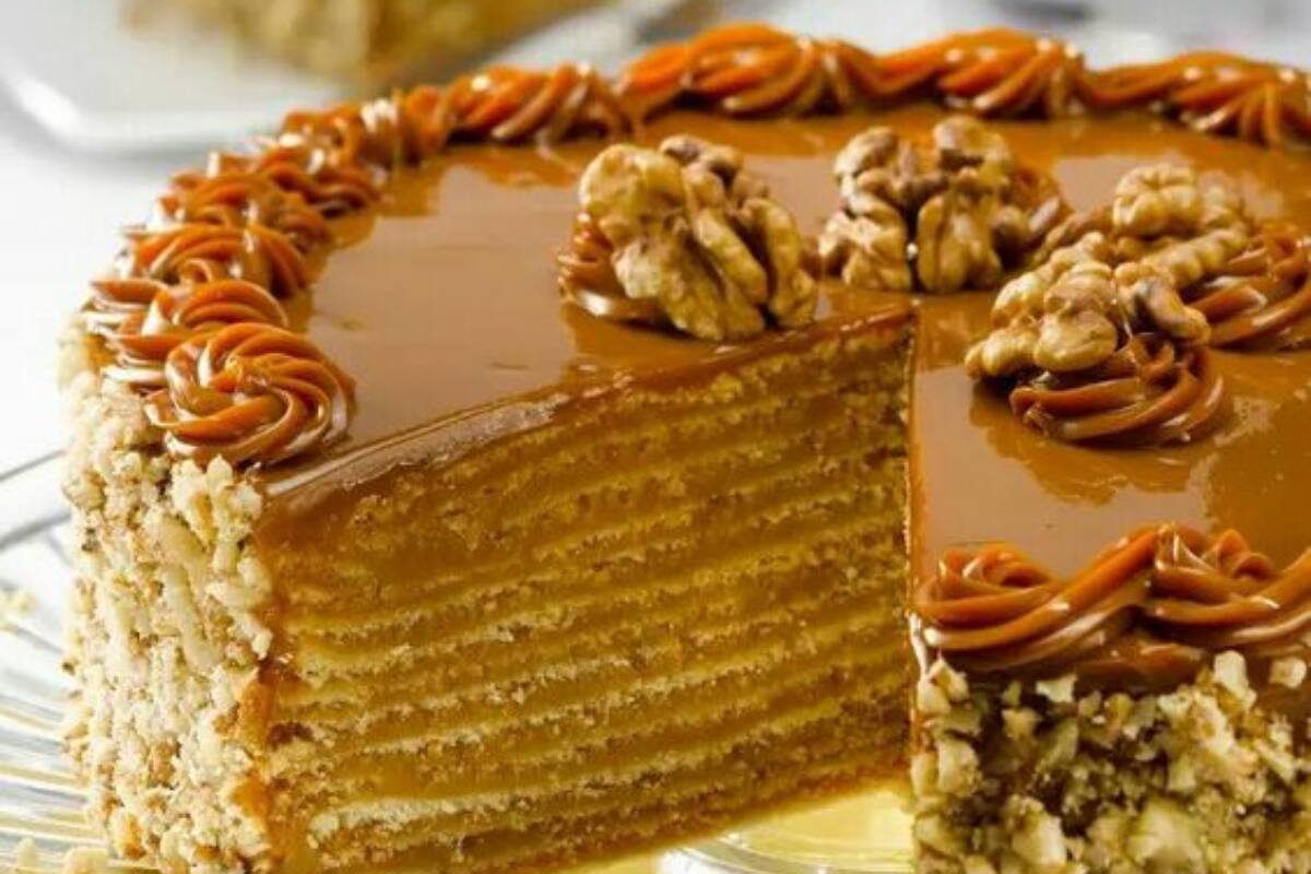 Conoce cómo preparar este clásico pastel relleno de chocolate y manjar.