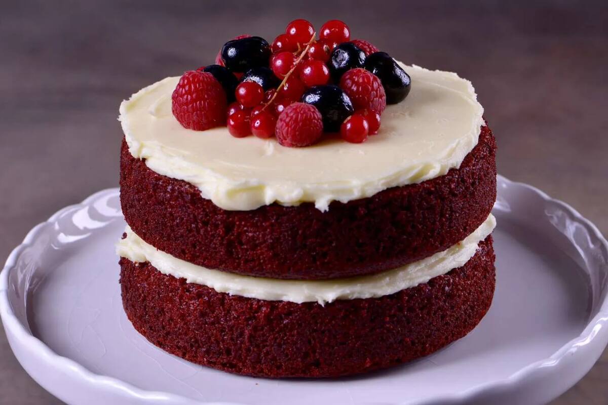 Este bizcocho rojo suele estar relleno por una generosa capa de frosting.