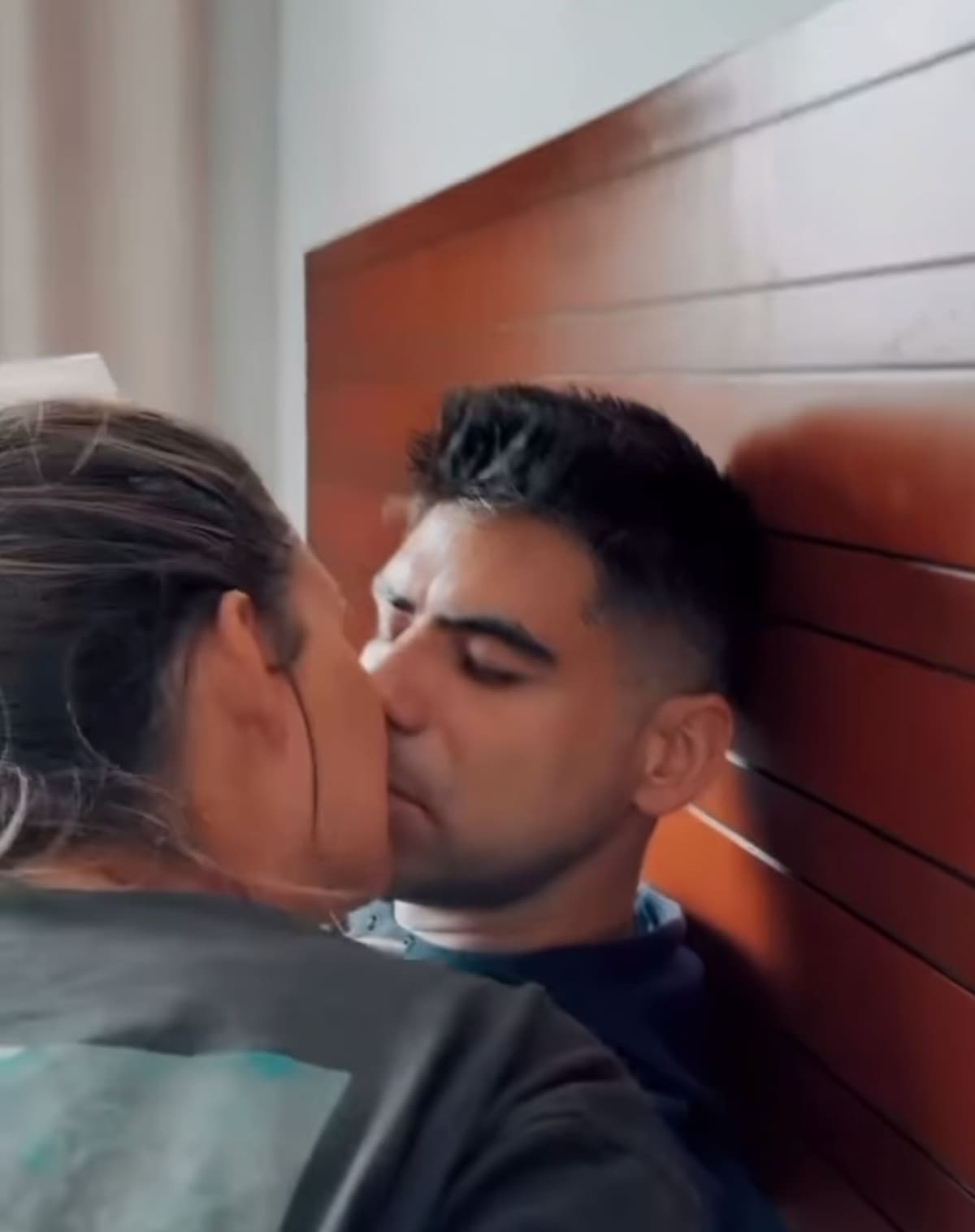 Toto Torrealba besándose con Romina Slight. Créditos: Instagram.