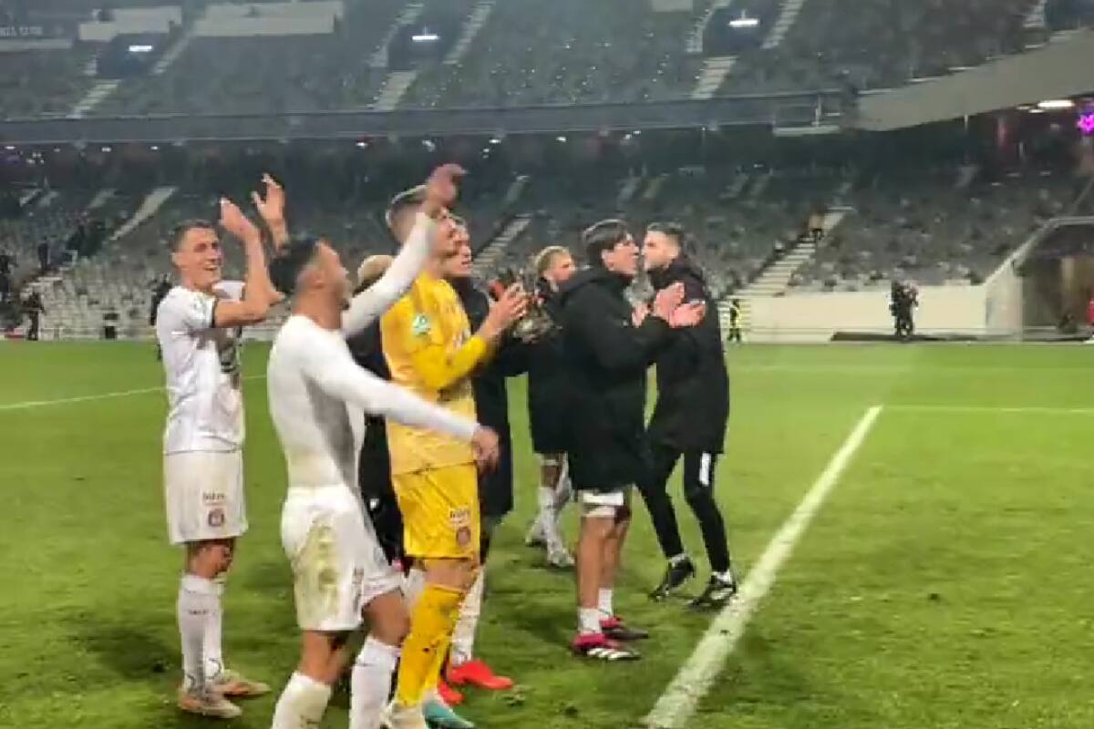 Gabriel Suazo celebrando junto al Toulouse