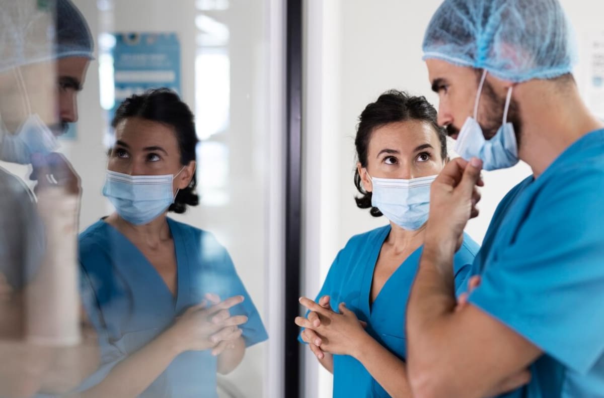 Hasta $3.400.00: Estos son los sueldos que pueden ganar los trabajadores de la salud en Chile