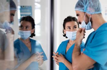 Hasta $3.400.00: Estos son los sueldos que pueden ganar los trabajadores de la salud en Chile