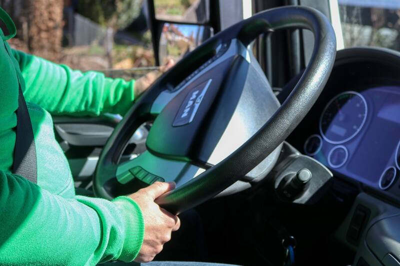 El conductor de camiones es uno de los trabajos no profesionales mejor remunerados mejor pagados en Chile, según Chat GPT.