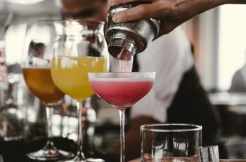 “Me da mucha curiosidad porque el huevo está crudo”: Chica extranjera reacciona a popular trago chileno