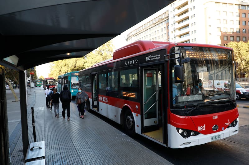 Conoce cómo funcionan los refuerzos de micros en Santiago.