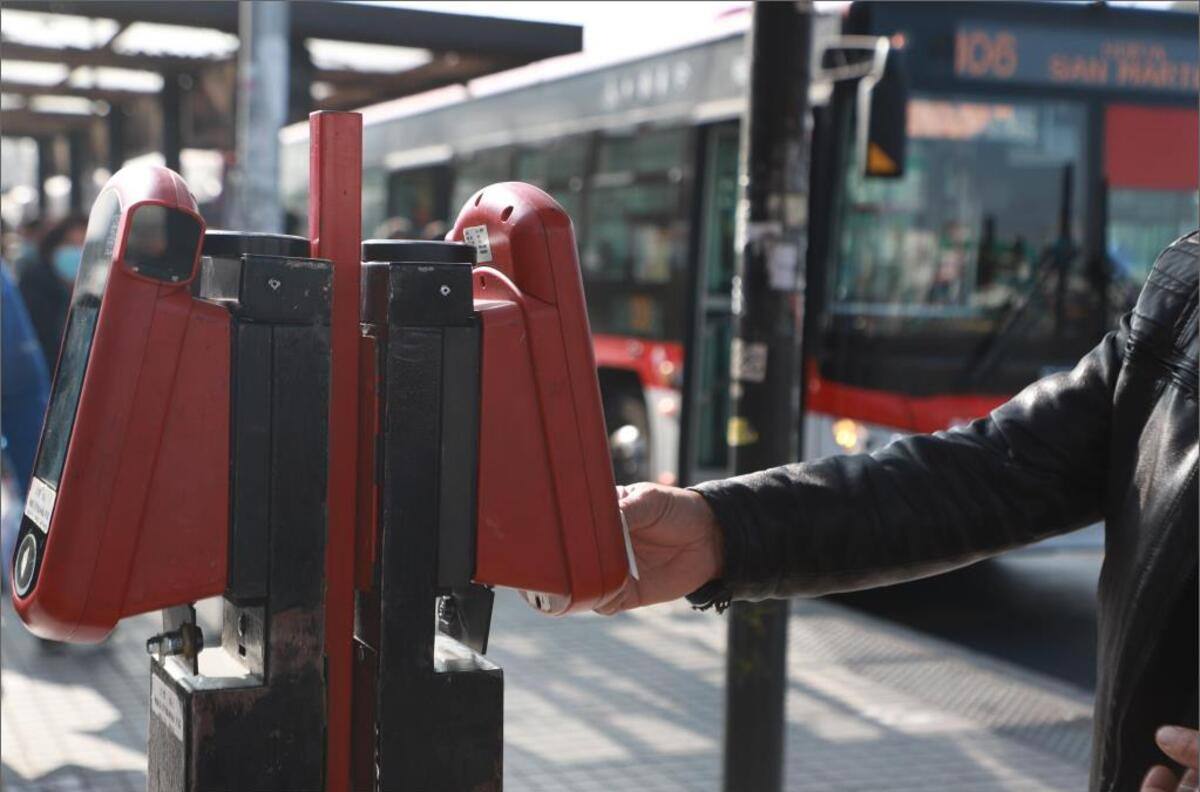 Estas son las MULTAS que arriesgan las personas que no paguen la tarifa del trasporte público