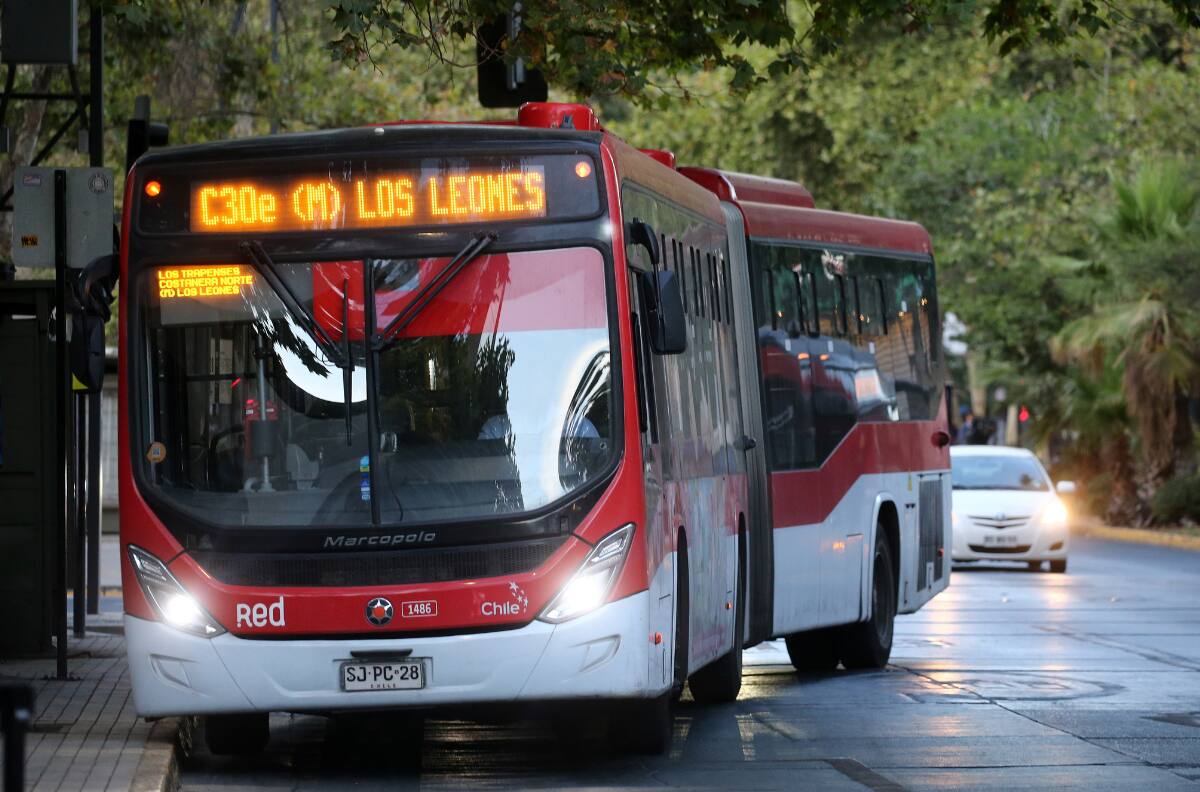 Quienes cumplan con este requisito podrán obtener PASAJES GRATIS en Metro y Buses Red