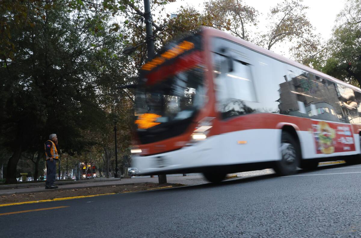 Cárcel, multas de más de $6.000.000 y suspensión de licencia: Buscan aumentar sanciones a choferes del transporte público